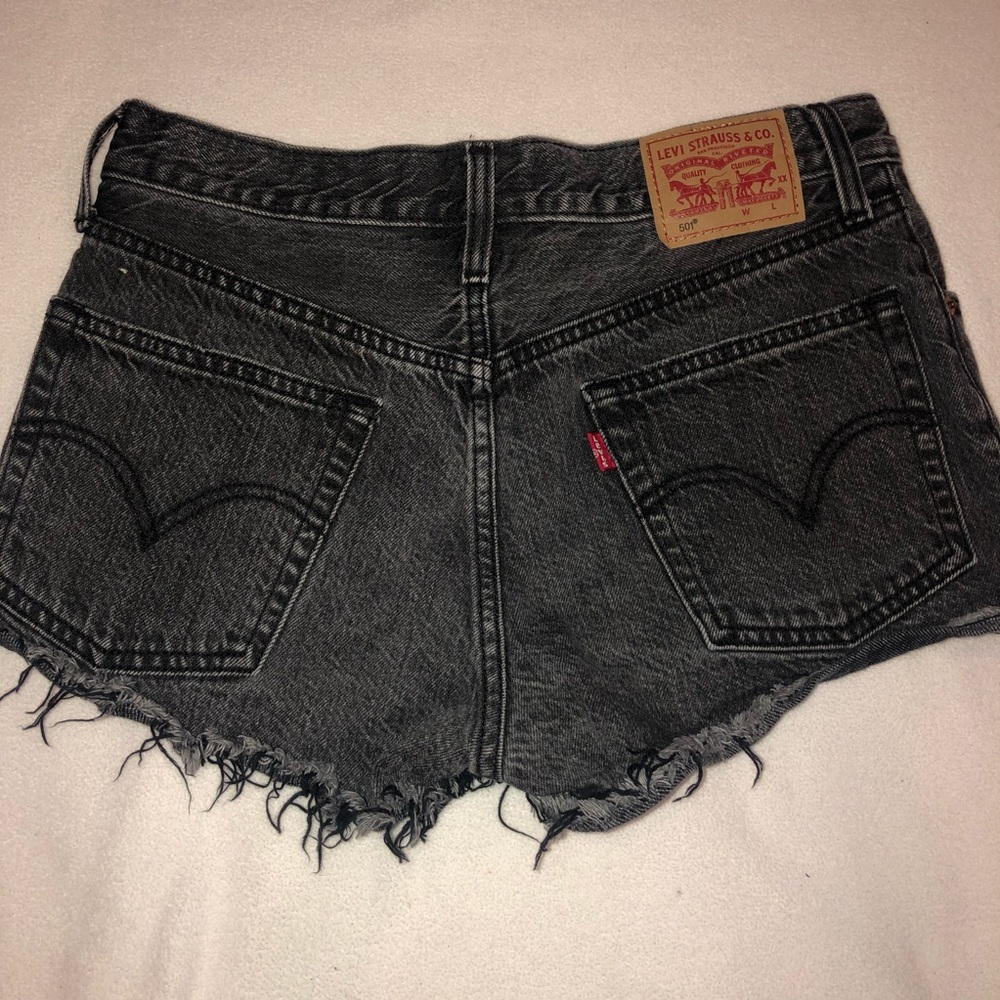 black levi’s cut off shorts